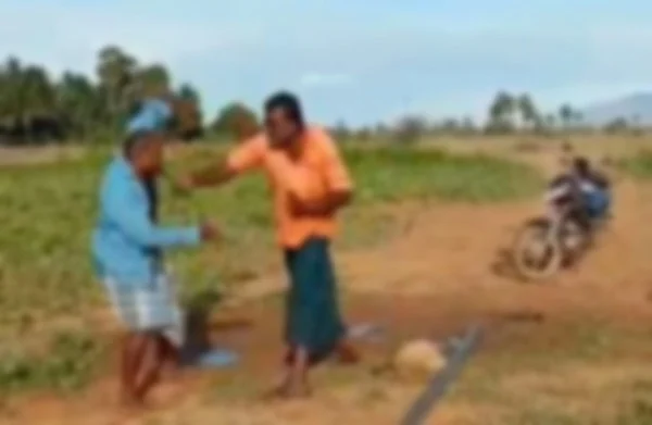 அரிவாளால் வெட்டும் வீடியோ காட்சி