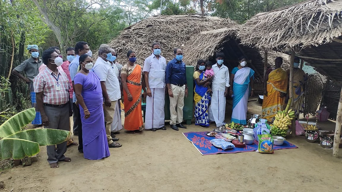 புது வீட்டில் தம்பதி மற்றும் கிராம மக்கள்