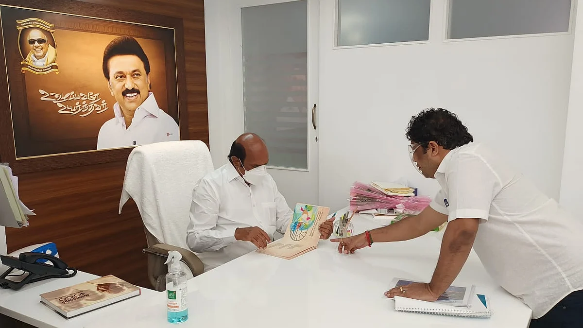 அமைச்சர் எ.வ.வேலுவிடம் புராஜெக்ட்டை விளக்கும் பிரகாஷ்