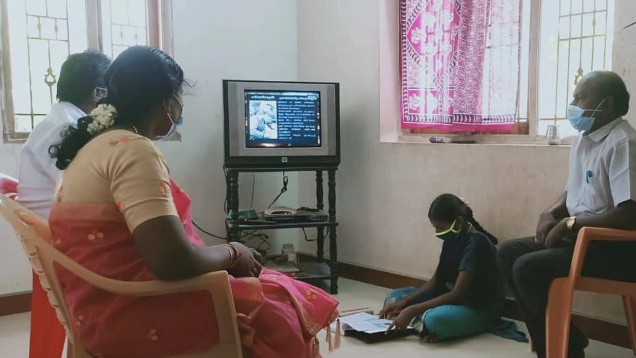 மாணவியின் வீட்டிற்கே சென்று ஊக்கப்படுத்திய கல்வி அதிகாரி