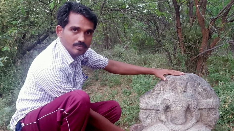 மகாவீரர் சிற்பத்துடன் ஆய்வாளார் முனீஸ்வரன்