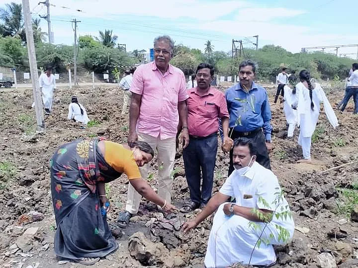 ``இதுவரைக்கும் இந்த இடம் குப்பைக் கிடங்கு; இனிமேல் குறுங்காடு!" - மகிழ்ச்சியில் திருவாரூர் மக்கள்