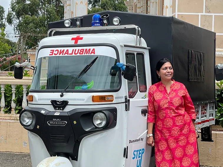 தமிழ்நாட்டில் முதல்முறையாக 6 ஆட்டோ ஆம்புலன்ஸ்கள்; இலவசமாக அளித்த குன்னூர் பெண்!