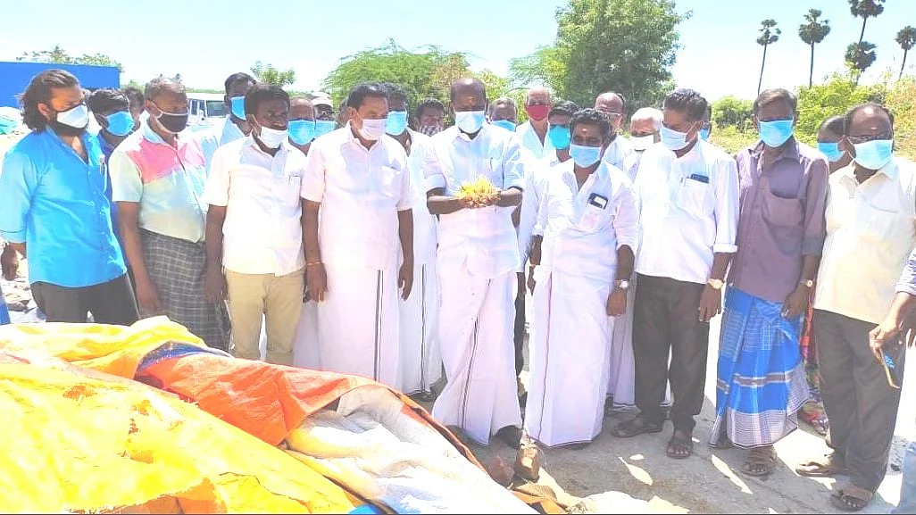 முளைத்து வீணான நெல் மணிகளைப் பார்வையிடும் எம்.எல்.ஏ ரவி