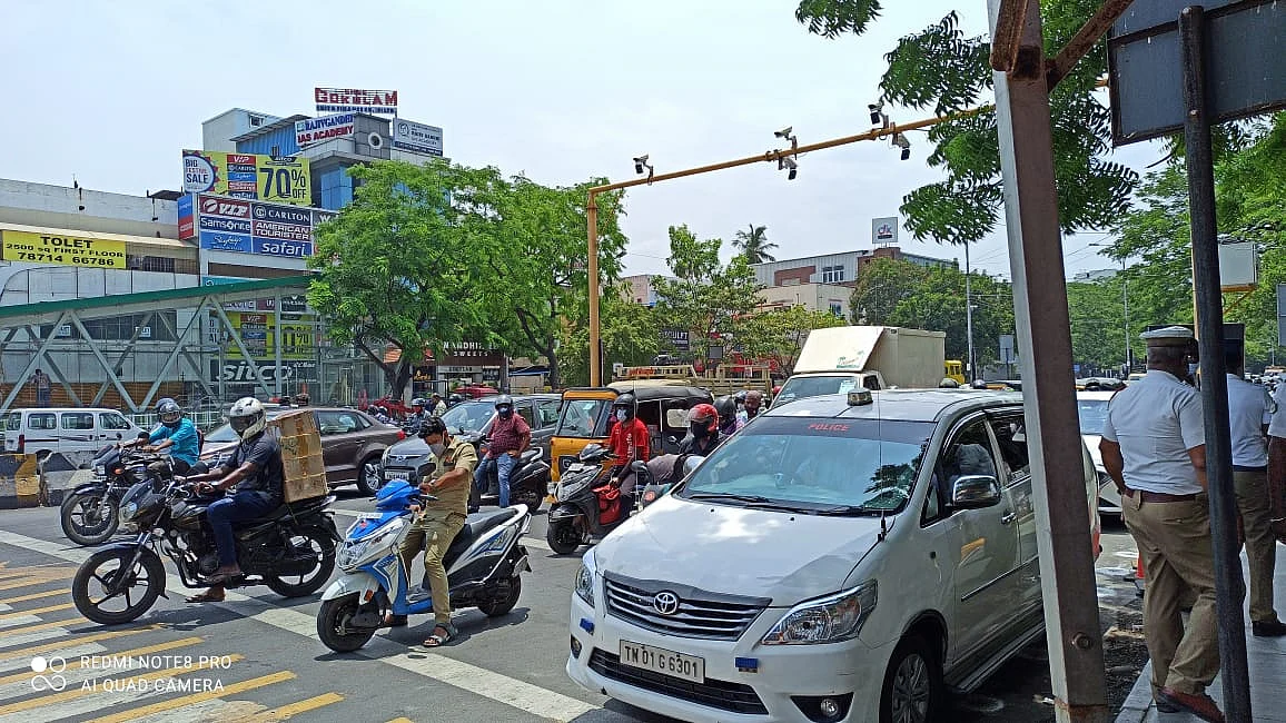 டிராஃபிக் சிக்னலில் எல்லைக் கோட்டைத் தாண்டினால் நம்பர் ப்ளேட்டைப் படம் பிடித்து விடும் கேமராக்கள்