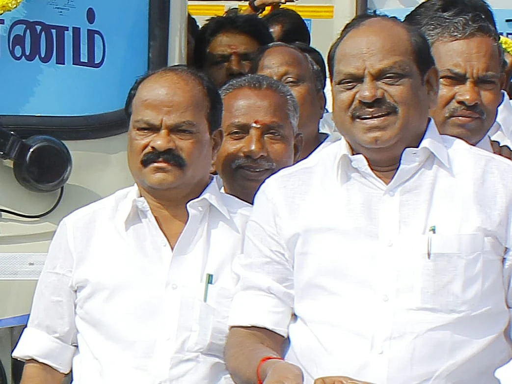 வைத்திலிங்கத்துடன் மோதல்: அதிமுக முன்னாள் எம்.பி-யின் `தளபதி’ பாராட்டு! -அதிர்ச்சியில் அதிமுக-வினர்