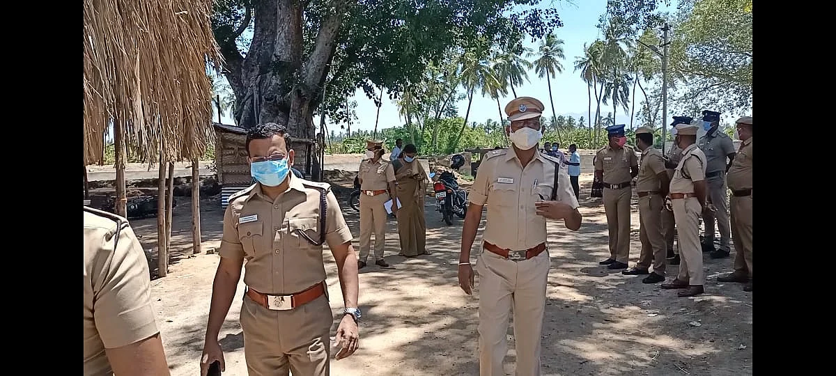 சம்பவ இடத்தில் போலீஸார்
