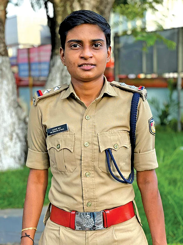நெருப்பாற்றில் நீந்தி சாதித்த ஆனி... குழந்தையுடன் கைவிடப்பட்டவர் எஸ்.ஐ ஆன கதை!