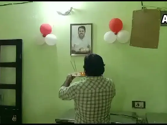 மகாராஷ்டிரா: மது விலக்கை நீக்க உதவிய அமைச்சர்; பூஜை செய்து வழிபட்ட பார் உரிமையாளர்கள்!