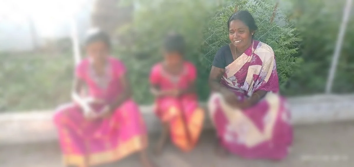 மகள்களுடன் சுமதி
