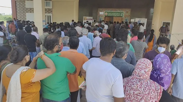 தடுப்பூசி மையத்தில் உள்ள கூட்டம்