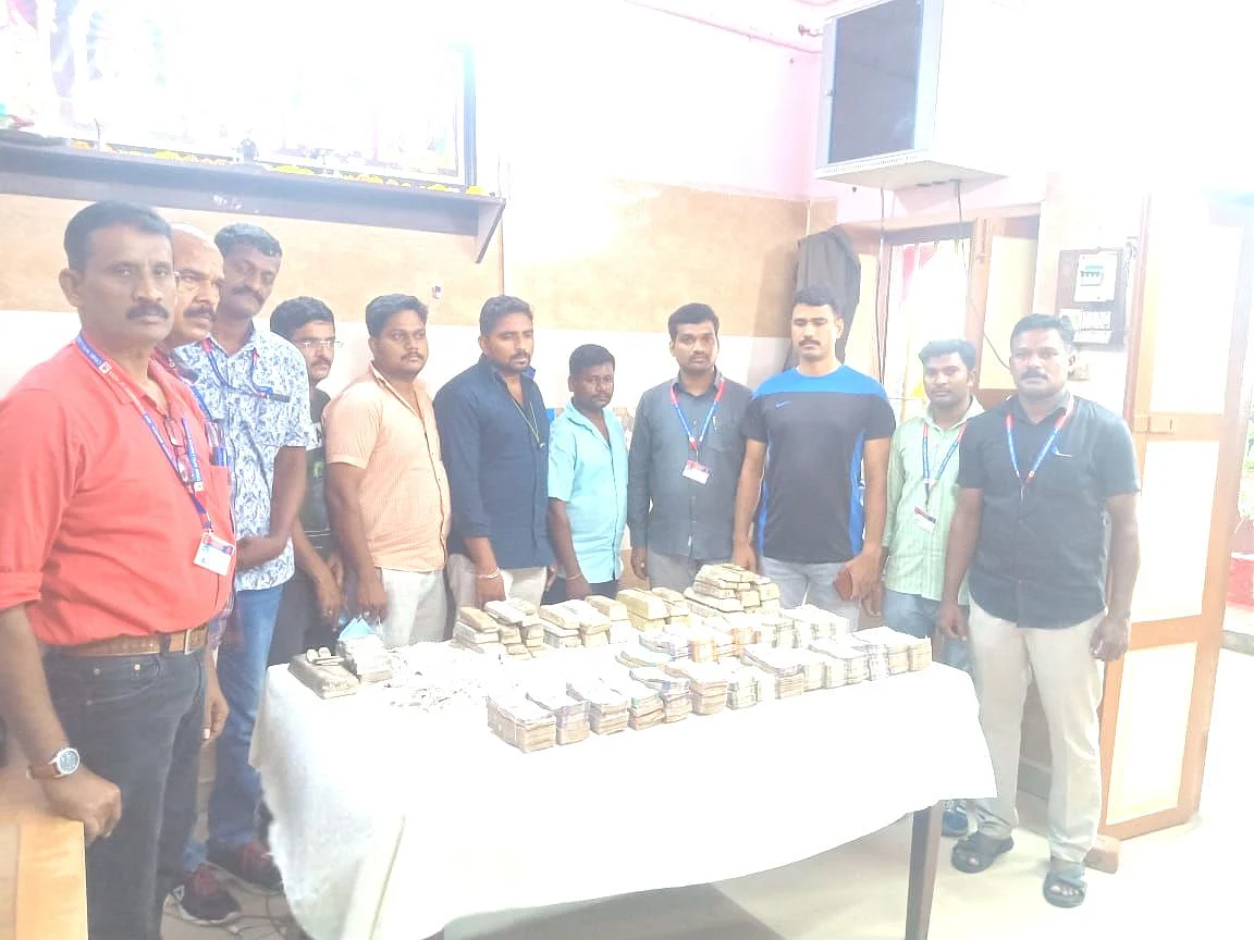 வெள்ளிக்கட்டிகளுடன் பிடிபட்ட சேலம் கும்பல் மற்றும் போலீஸார்