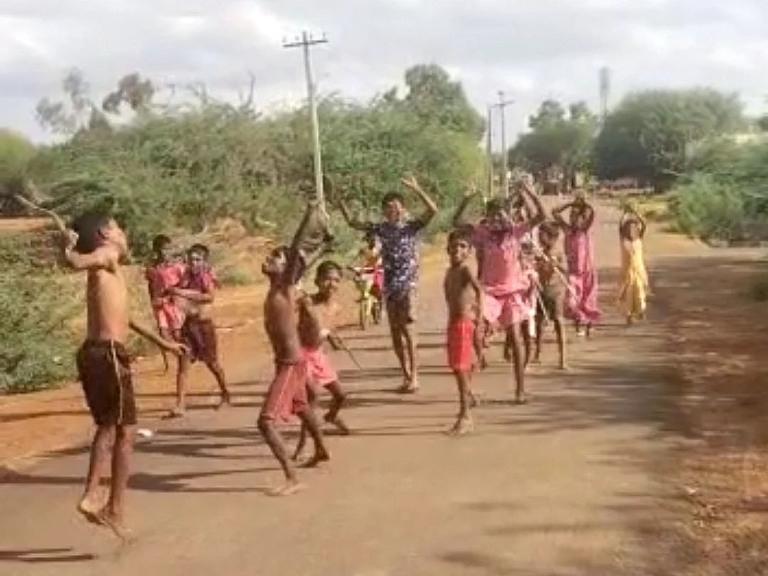 ஊரடங்கில் கோயில் திருவிழாக்களுக்கு தடை; விளையாட்டாக திருவிழா நடத்தி வைரலான புதுக்கோட்டை சிறுவர்கள்!