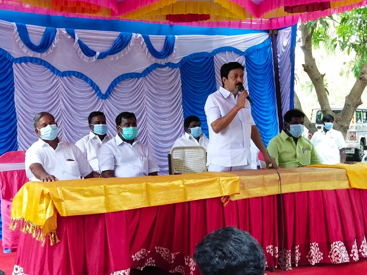 கட்சி ஆலோசனைக் கூட்டத்தில் சி.வி.சண்முகம்