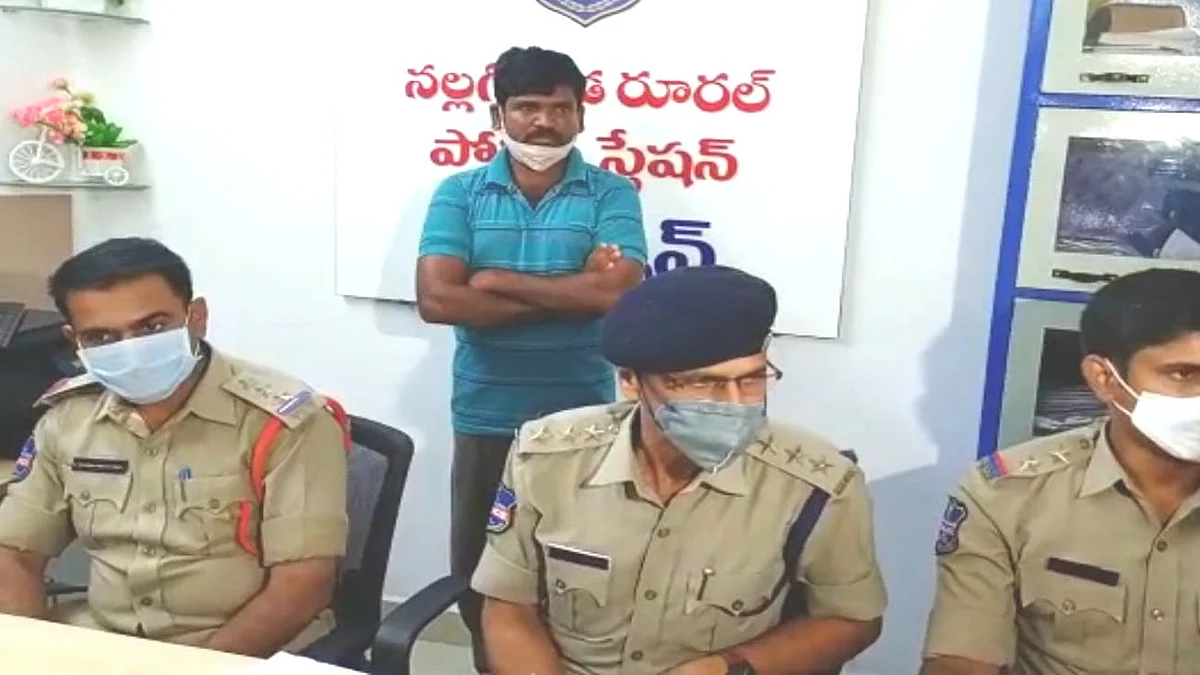 போலீஸ் அதிகாரிகளுடன் கைதுசெய்யப்பட்ட இளைஞர்