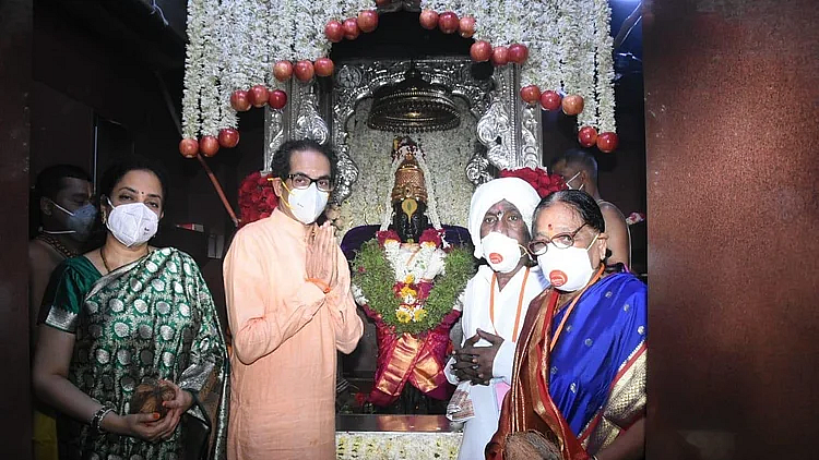 விட்டல் கோயிலில் முதல்வர் உத்தவ் உத்தவ் தாக்கரே வழிபாடு