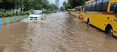 மும்பை சாலையில் வெள்ளப்பெருக்கு