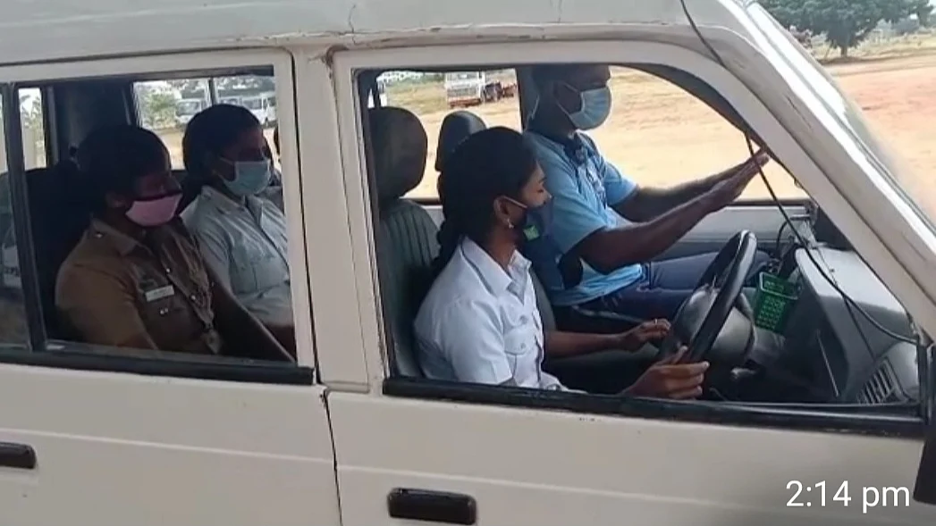 ஓட்டுநர் பயிற்சியில் பெண் காவலர்