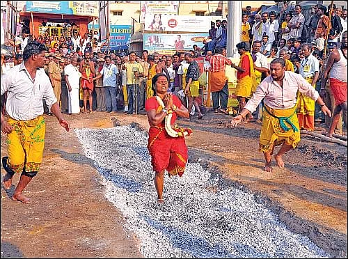 பூக்குழி இறங்குவது