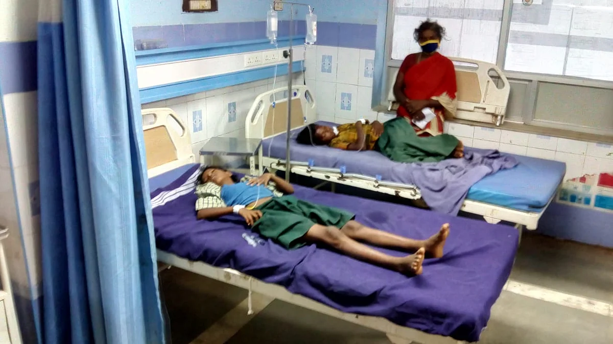 மருத்துவமனையில் மாணவர்கள்