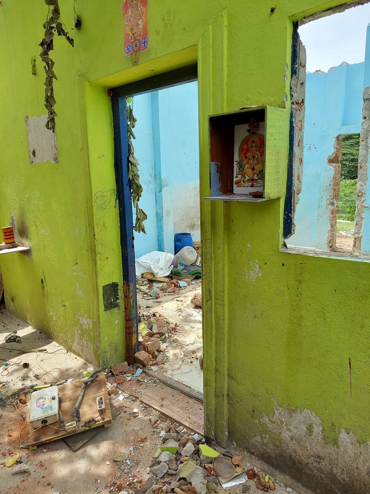 இடிக்கப்படும் வீடுகள்.