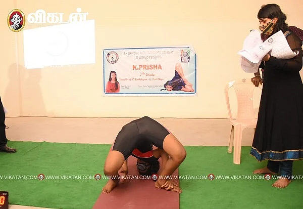 யோகா செய்யும் சிறுமி