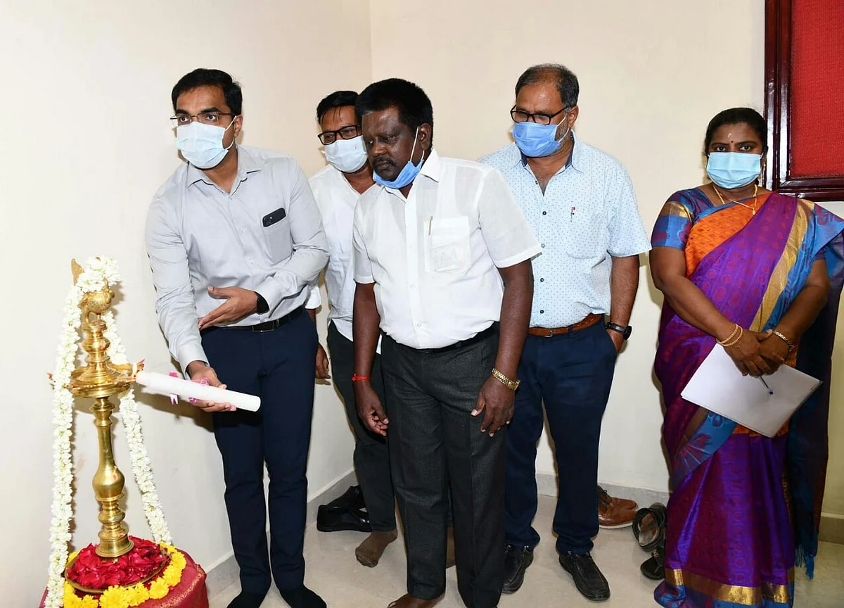 சேவை மையத்தை குத்து விளக்கேற்றி தொடங்கி வைத்த ஆட்சியர் செந்தில்ராஜ்