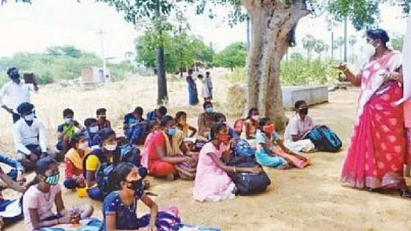 மரத்தின் அடியில் நடக்கும் வகுப்பு