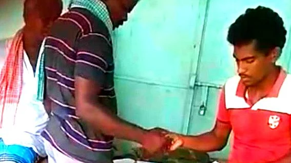 விவசாயிகளிடம் லஞ்சம் வாங்கும் ஊழியர்கள்