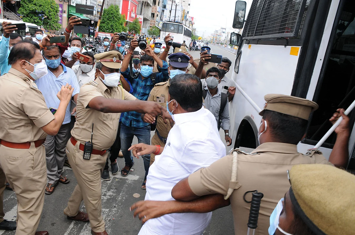 காவலர்களிடம் வாக்குவாதம் செய்யும் பா.ஜ.க-வினர்