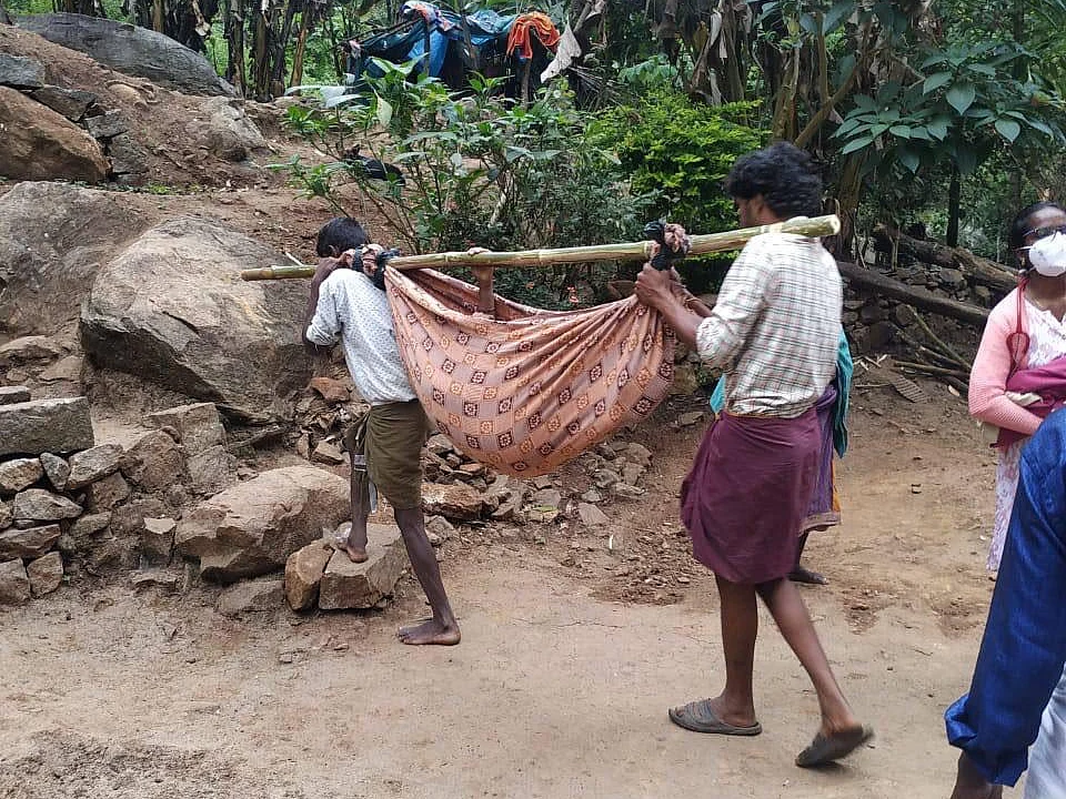 வீட்டிலேயே பிரசவம், அதிக ரத்தப்போக்கு; 6 கி.மீ நடந்து சென்று காப்பாற்றிய மருத்துவக் குழுவினர்!