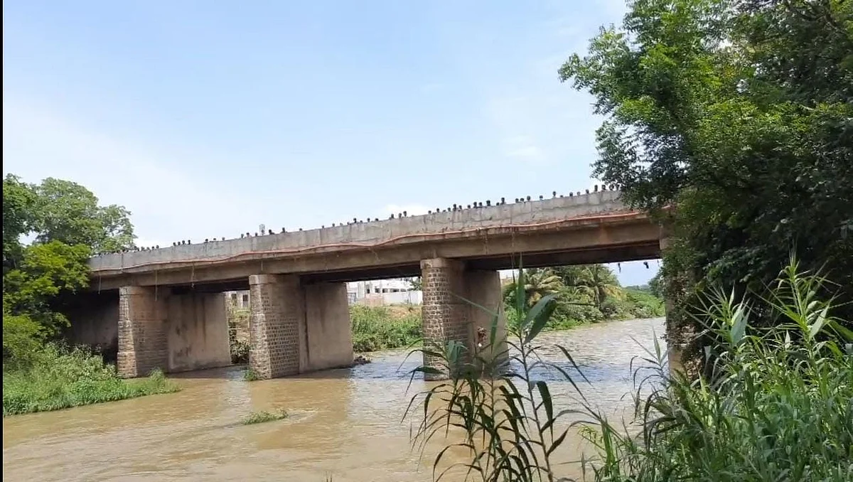 கிரிஜாவின் உடலைத் தேடும் பணியை பார்க்கும் மக்கள்