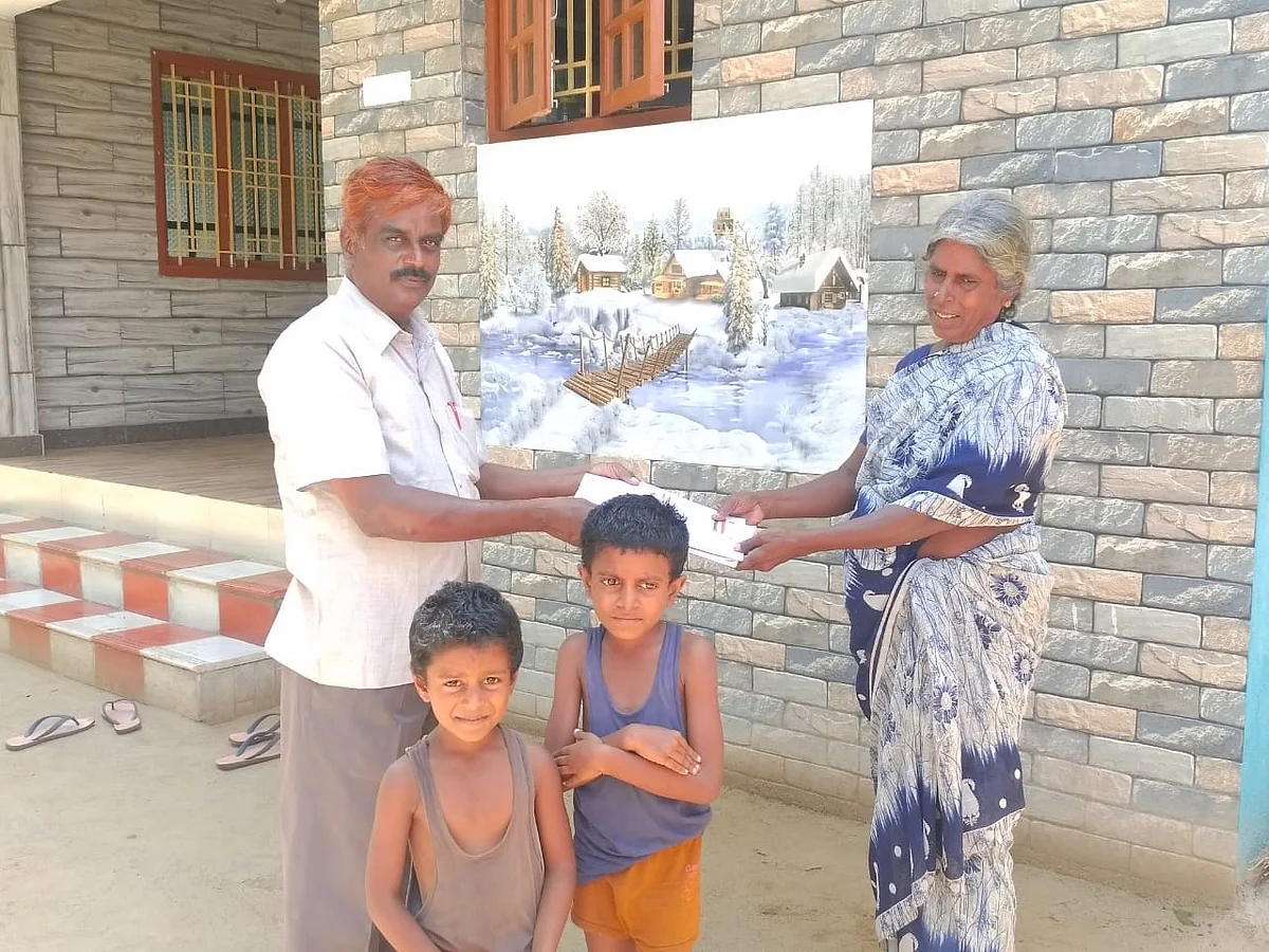 `அரசுப் பள்ளியில் மாணவர்களைச் சேர்த்தால், ₹1000 பரிசு!' - அசத்தும் தலைமை ஆசிரியர்