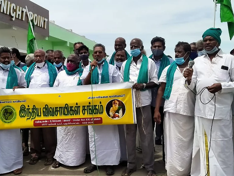 ``இது அப்பட்டமான அரசியல் காழ்ப்புணர்ச்சி" - கர்நாடக அரசின் செயலால் கொந்தளிக்கும் விவசாயிகள்