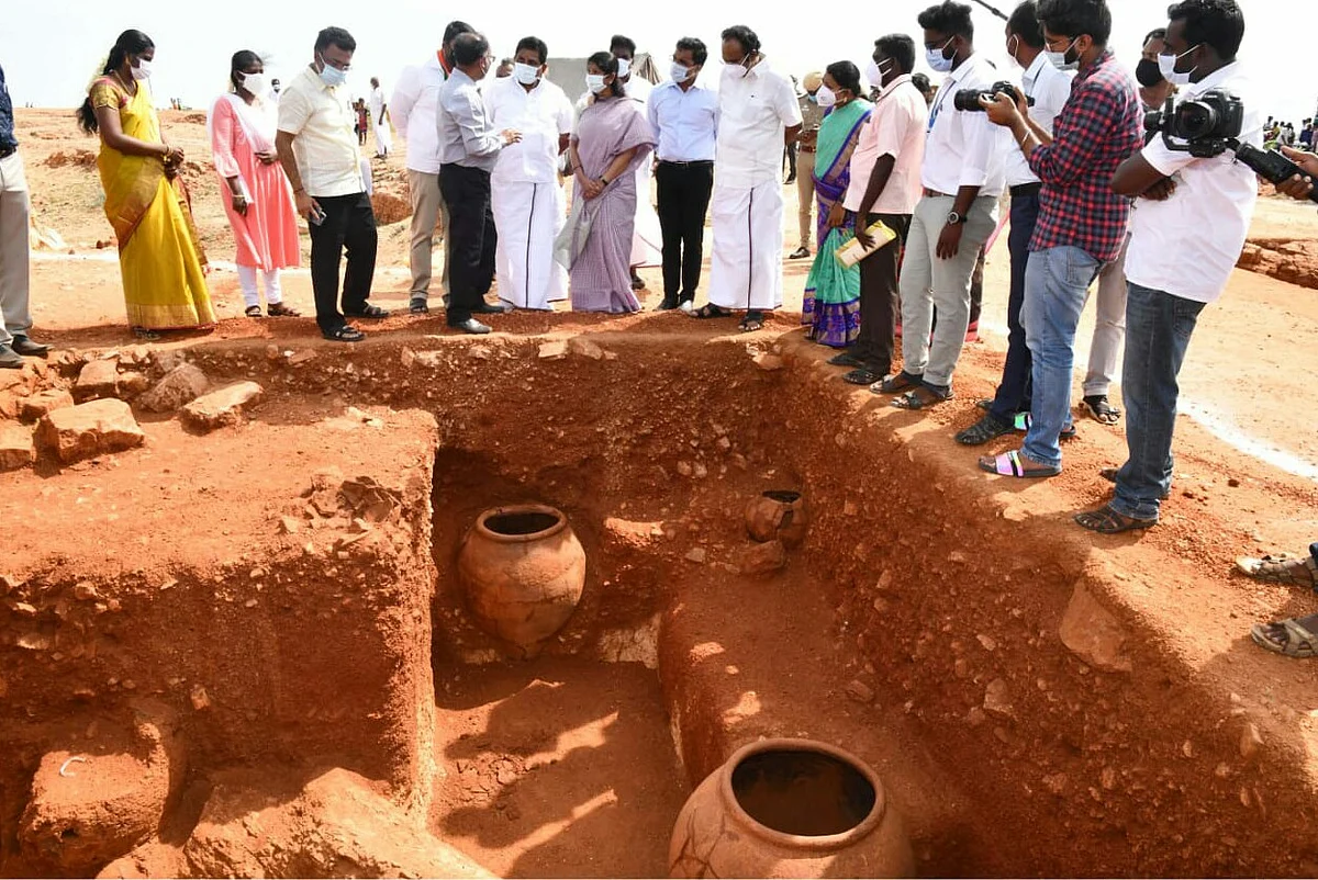அகழாய்வுப் பணியை ஆய்வு மேற்கொண்ட அமைச்சர்கள்