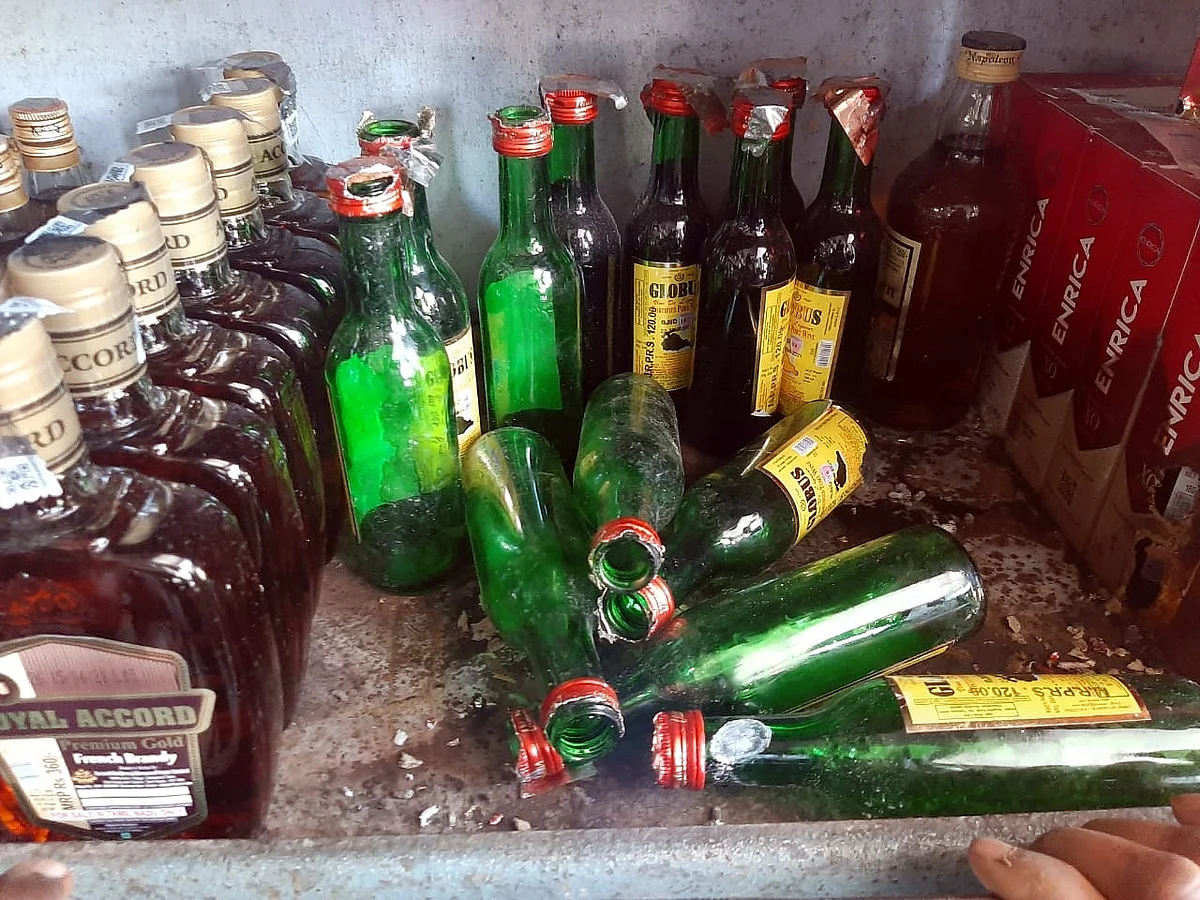 நீலகிரி: பாட்டில்களில் துளையிட்டு மதுவகைகளை காலி செய்த எலிகள்! - அதிர்ச்சியில் ஊழியர்கள்