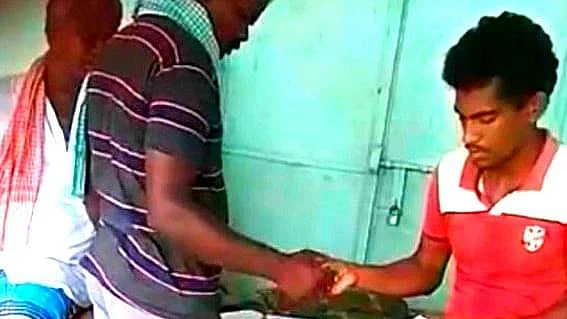 விவசாயிடம் லஞ்சம் வாங்கும் ஊழியர்