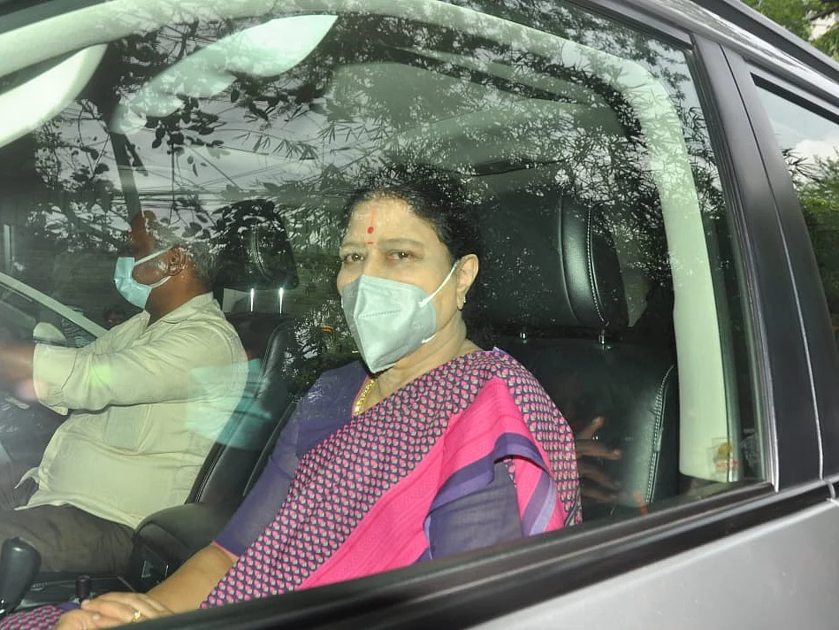 அனல் வீசும் அதிமுக அரசியல்; 10 எம்.எல்.ஏ-க்கள் டார்கெட்! - சசிகலாவின் அஜெண்டா என்ன?