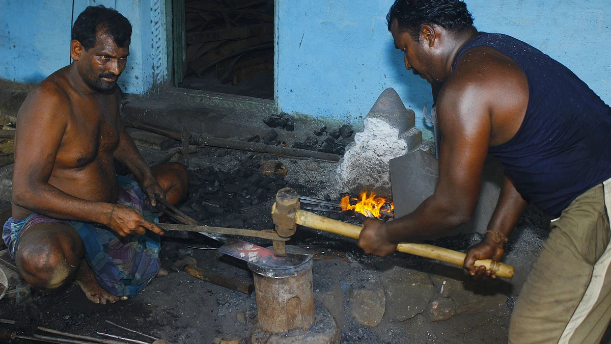 அரிவாள் தயாரிக்கும் பணி