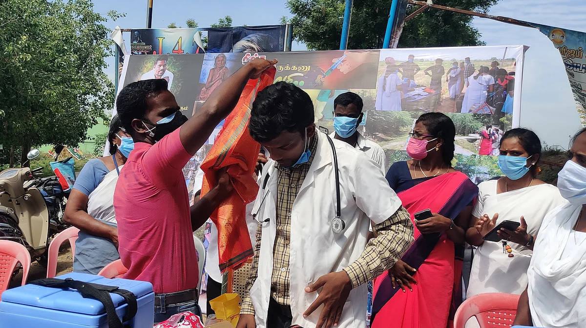 கிராமத்து இளைஞர்கள் கௌரவிக்கும் படம்
