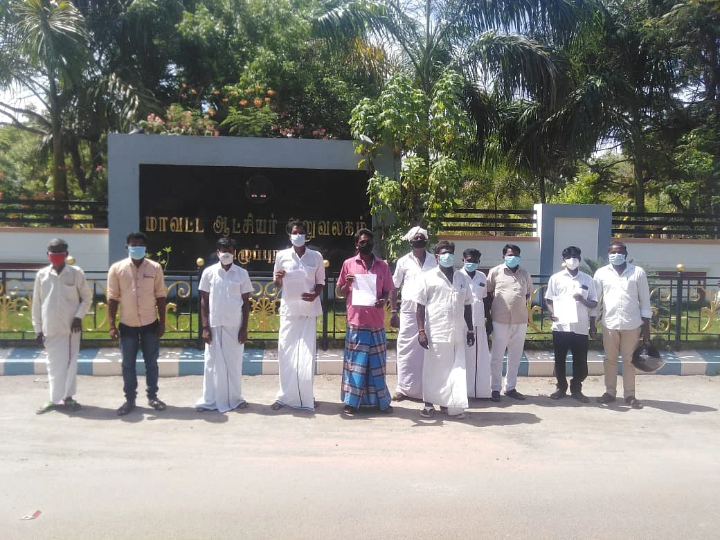 மாவட்ட ஆட்சியரிடம் புகார் அளிக்கச் சென்ற குப்புசாமி தரப்பினர்.