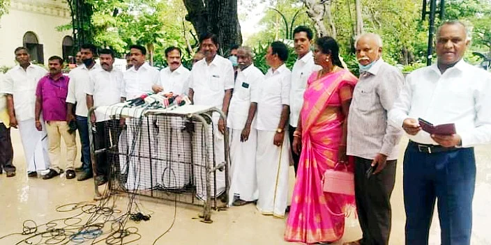 தொடக்கப்பள்ளி ஆசிரியர்கள்