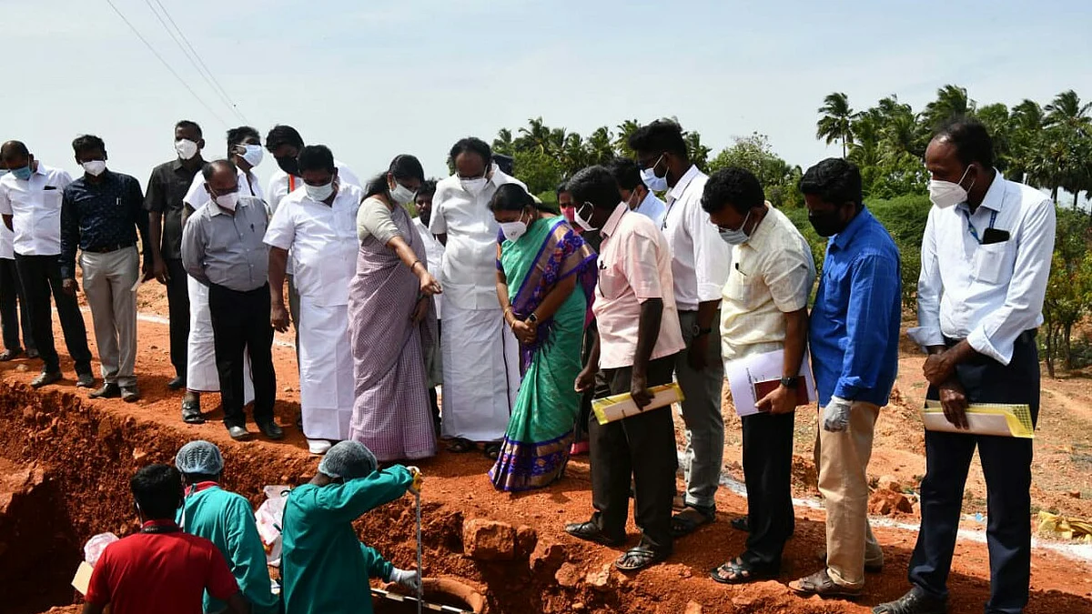 அகழாய்வுப் பணியை ஆய்வு மேற்கொண்ட அமைச்சர்கள்