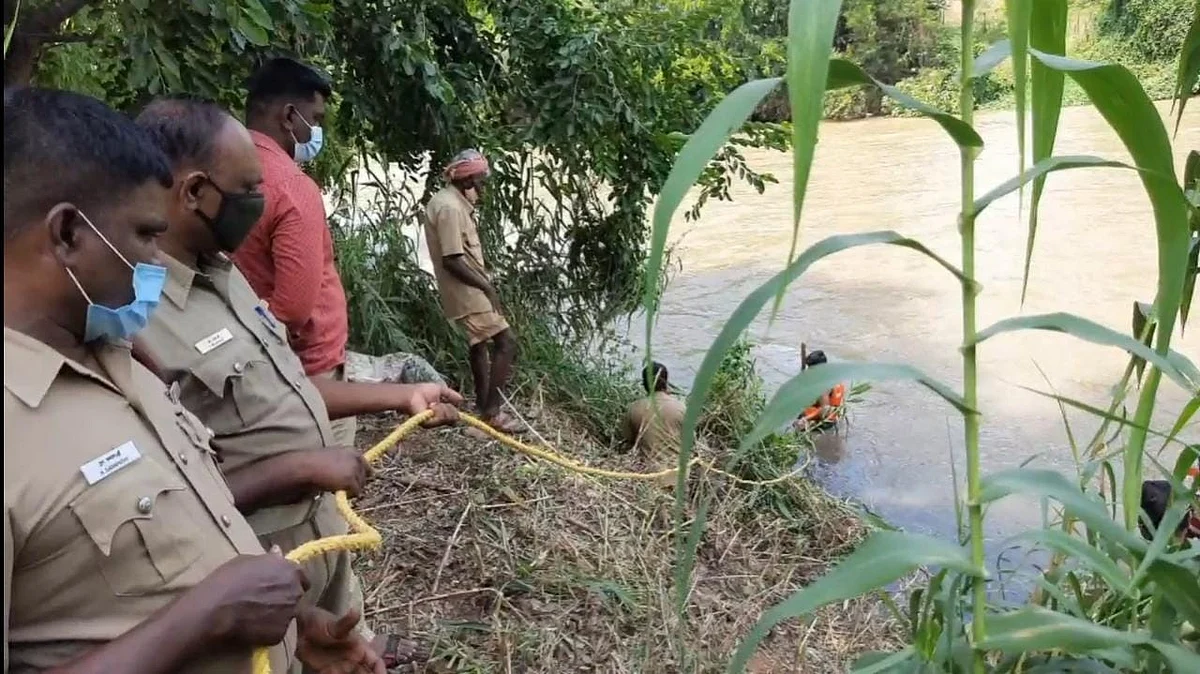 கிரிஜவின் உடலைத் தேடும் போலீஸார்
