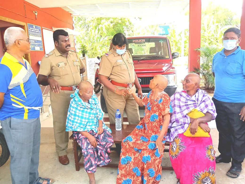 போலீஸாரால் மீட்கப்பட்ட மனநலம் பாதிக்கப்பட்ட பெண்கள்