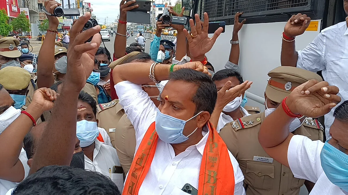 காவலர்களிடம் வாக்குவாதம் செய்யும் பா.ஜ.க-வினர்