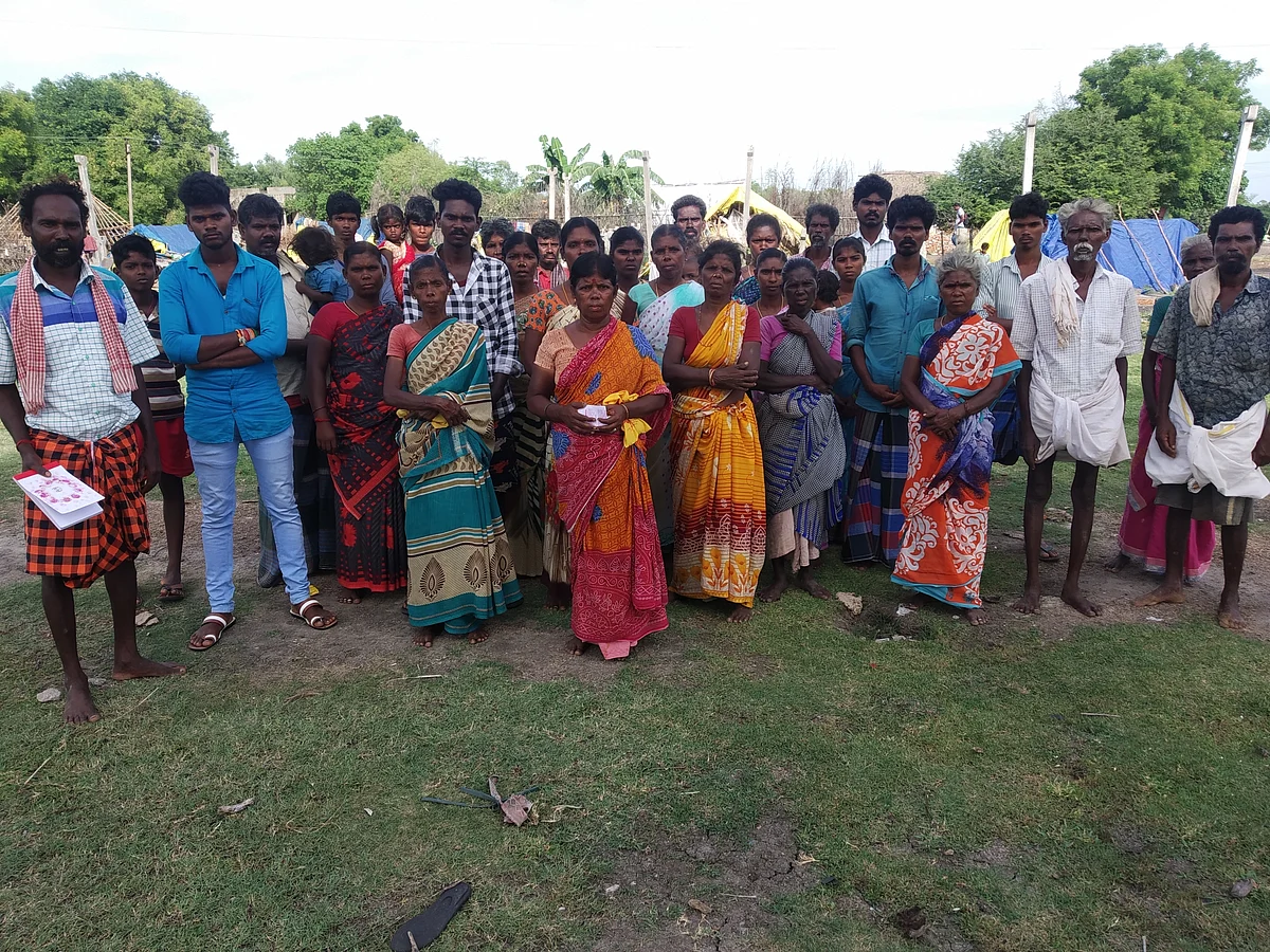 விழுப்புரம்: `எங்க வீடும் வாழ்வும் இப்படித்தான்’ - பரிதவிக்கும் இருளர் சமூக மக்கள்; ஆட்சியரின் பதில்