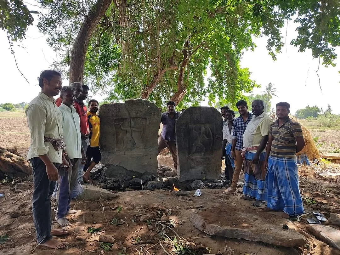 வீரணம் கிராமம், தந்தை - மகன் ஒரே போரில் இறந்ததால் அக்காலத்தில் வைக்கப்பட்ட நடுகல்.