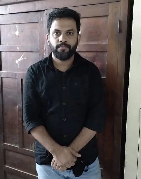 போலீஸ் கைது செய்த இளைஞர்.