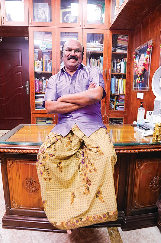 “சசிகலா போன் பண்ணுனா ராங்நம்பர்னு சொல்லிடுவேன்!”